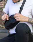 Crossbody Bag von Thousand getragen von Mann mit weissem T-Shirt und Tattoos