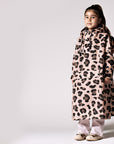 Rainkiss Pink Panther Regen Poncho getragen von Määdchen im Studio