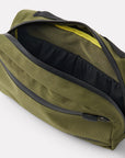 Crossbodybag Olive von Thousand oben geöffnet vor weißem Hintergrund