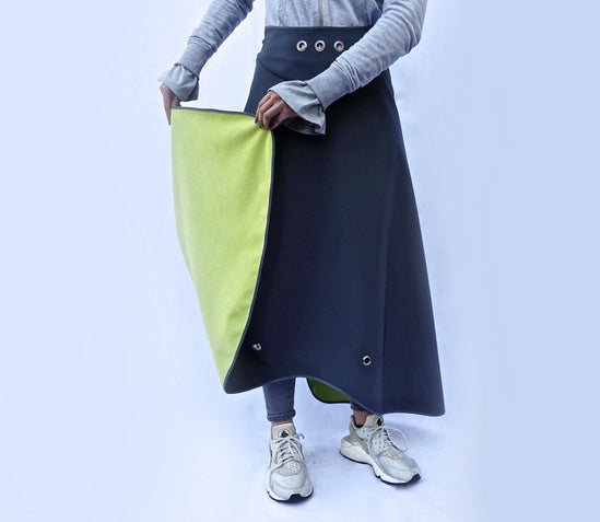 Person trägt mit Fleece gefütterten grauen Regenrock aus dem Allthatiwant Shop