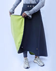 Person trägt mit Fleece gefütterten grauen Regenrock aus dem Allthatiwant Shop 