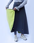 Person trägt mit Fleece gefütterten grauen Regenrock aus dem Allthatiwant Shop
