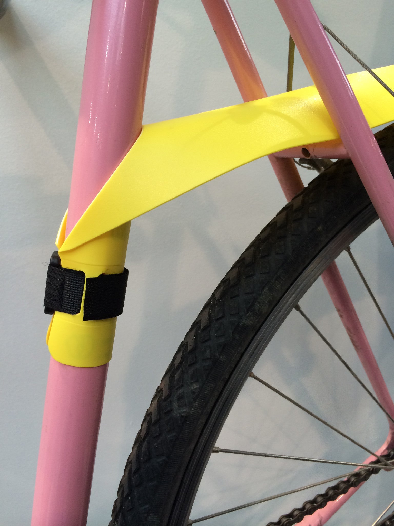 Gelbes Musguard-Schutzblech für das Hinterrad an pinkem Fahrrad aus dem Allthatiwant Shop