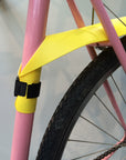 Gelbes Musguard-Schutzblech für das Hinterrad an pinkem Fahrrad aus dem Allthatiwant Shop