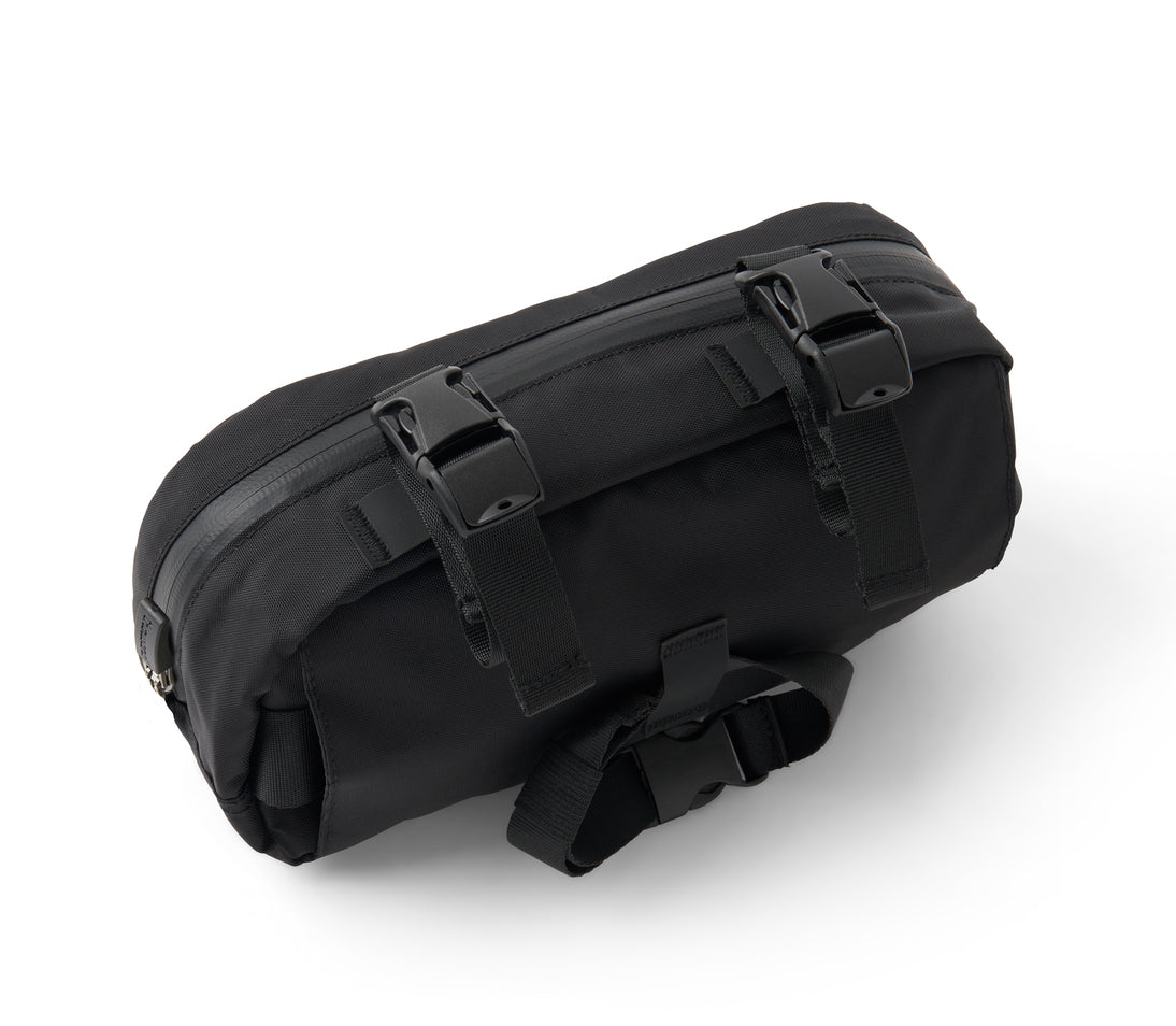 Hinterseite der Crossbody Bag von Thousand vor weissem Hintergund
