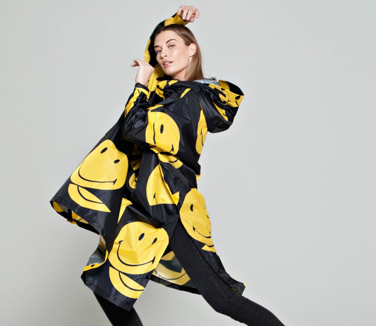 Rainkiss All Smiley Regenponcho mit gelben Smileys auf schwarzem Mantel
