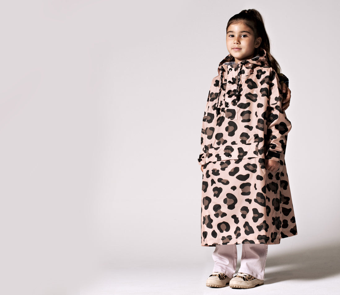 Rainkiss Pink Panther Regen Poncho getragen von Määdchen im Studio