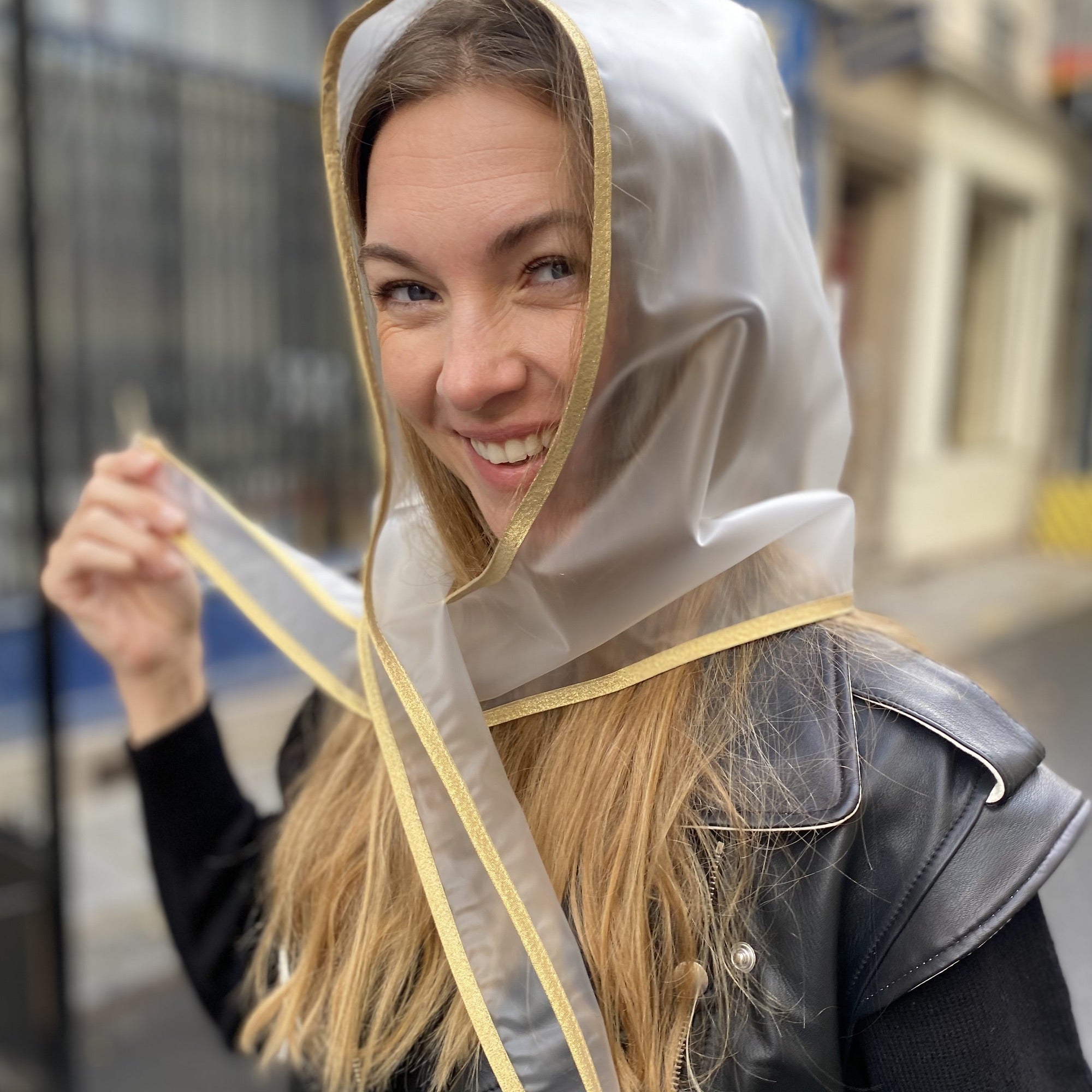 Blonde Frau trägt Regenkapuze Transparent aus dem Allthatiwant Shop