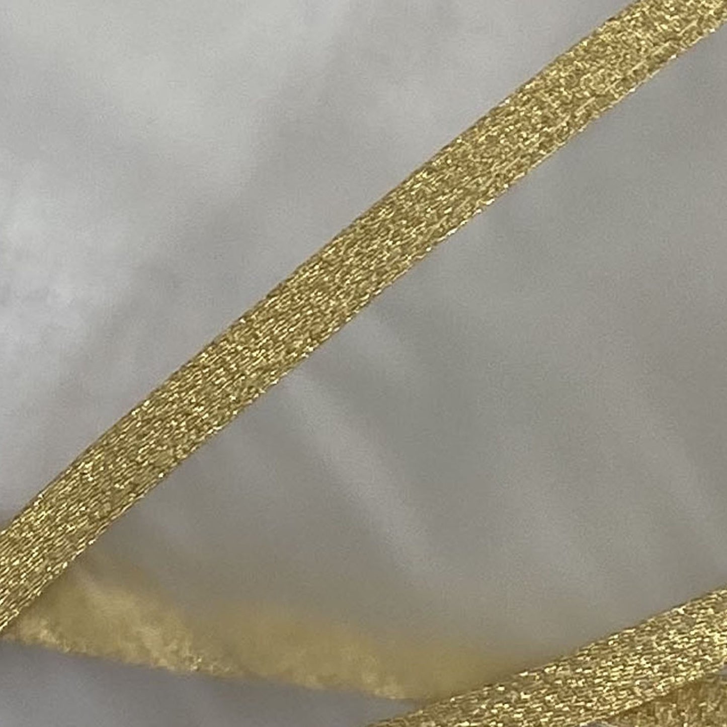 Goldene Einfassung im Zoom der Regenkapuze Capuceh aus dem Allthatiwant Shop