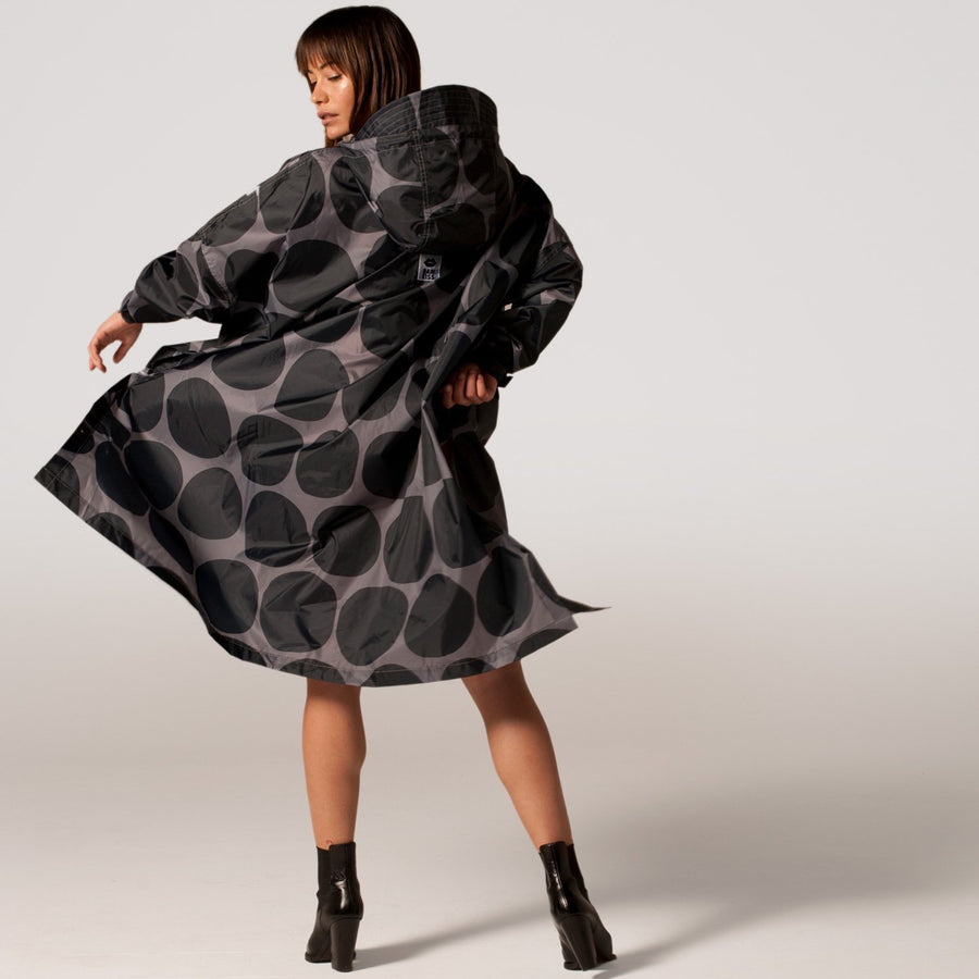 Rainkiss rain poncho - Black Polka