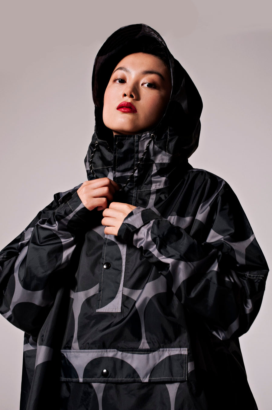 Regenponcho von Rainkiss im Design Black Polka