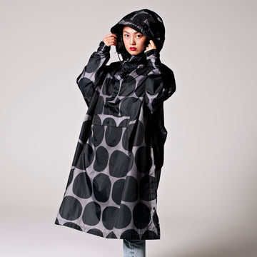 Regenponcho Black Polka Kapuze