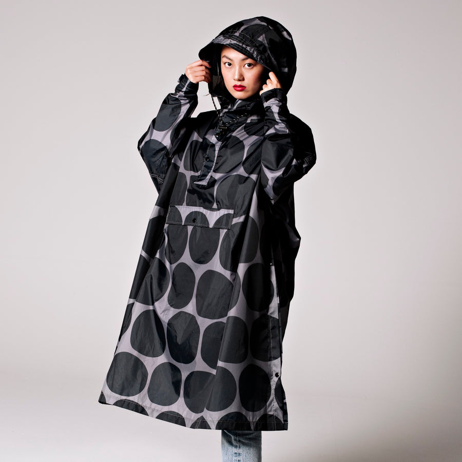 Regenponcho Black Polka Kapuze